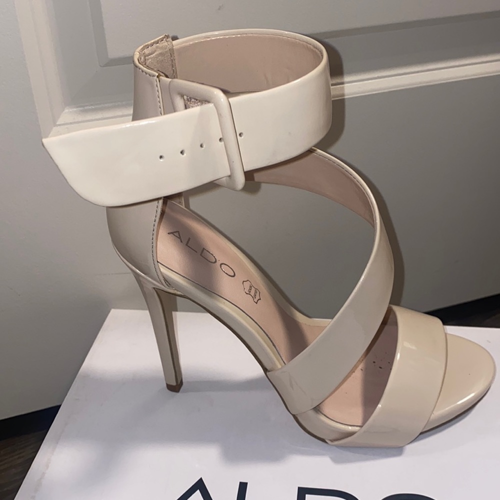 Nude heel